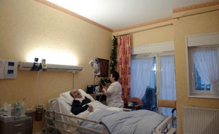 Une infirmière s'occupe d'un patient en état végétatif dans l'Unité de Vie Spécialisée à Oberhausbergen, le 18 décembre 2014