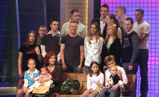 Photo prise le 11 décembre 2005 montrant Annegret Raunigk (2e au premier rang) avec son bébé d'alors, Lelia, et ses autres enfants et petits-enfants à Cologne sur la plateau de la chaîne de télévision RTL