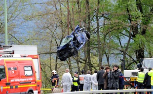 Les secours évacuent un véhicule d'un carambolage, près de Chambéry, le 13 avril 2012.