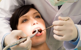 Illustration d'une consultation chez le dentiste.