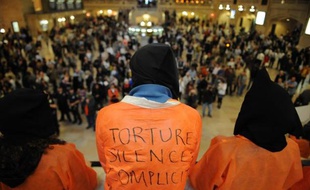"Nous ne sommes pas là pour faire le procès de l'Amérique": la question des tortures subies par les accusés du 11-Septembre, au coeur de la stratégie de leurs avocats, est balayée d'un revers de manche par les familles de victimes.
