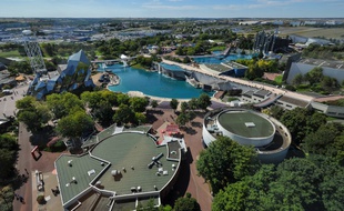 Vue aérienne du parc d'attraction du Futuroscope qui attire 1,8 million de visiteurs par an.