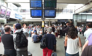 Des passagers attendent leur train à la gare Montparnasse, à Paris, pendant une panne, le 31 juillet 2017.