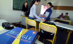 Des élèves prennent possession de leurs manuels scolaires, lors de la rentrée scolaire dans un collège