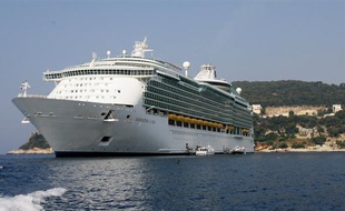 En période estivale, la rade de Villefranche reste une escale azuréenne extrêmement fréquentée par les croisièristes.