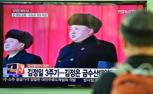 Un homme regarde à la télévision Kim Jong Un à la cérémonie de commémoration de la mort de Kim Jong Il, à Séoul le 17 décembre 2014.