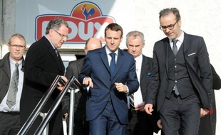 Le ministre de l'Economie Emmanuel Macron (c) visite une usine de volailles à Châteaulin (ouest de la France)