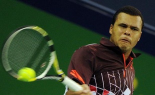 e Français Jo-Wilfried Tsonga, tête de série N.1, s'est qualifié pour les quarts de finale du tournoi ATP de Vienne, jeudi, en battant le Finlandais Jarkko Nieminen, contraint à l'abandon, 3-6, 6-1, 3-1.