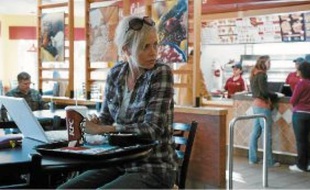 Charlize Theron campe une femme prête à tout pour récupérer son ex.