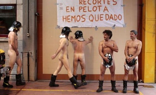 Pour protester contre la politique de rigueur du gouvernement, huit pompiers ont posé nus, jeudi, dans une petite ville du nord de l'Espagne, ajoutant une note insolite aux manifestations syndicales prévues dans la soirée dans tout le pays.
