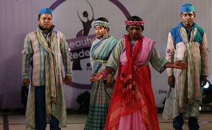 Une quinzaine de survivantes d'attaques à l'acide ont arpenté le podium à l'occasion d'un défilé de mode à Dacca, capitale du Bangladesh, en mars 2017.
