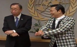 Capture d'écran d'un reportage de CNN montrant PSY enseignant le «Gangnam Style» à Ban Ki-moon, le 23 octobre 2012, au siège de l'ONU, à New York.