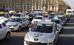 Manifestation des auto-écoles contre le projet de loi d'Emmanuel Macron.