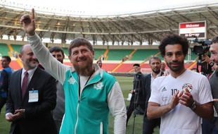 Mohamed Salah accompagné d'un hôte encombrant.