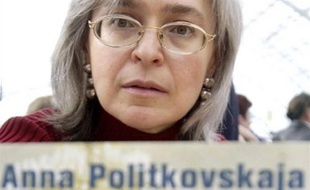 Un juge russe a demandé vendredi la reprise de l'enquête sur le meurtre de la célèbre journaliste Anna Politkovskaïa, au lendemain de l'acquittement des suspects de son assassinat, alors que des défenseurs des droits de l'Homme craignent que le crime ne soit jamais résolu.