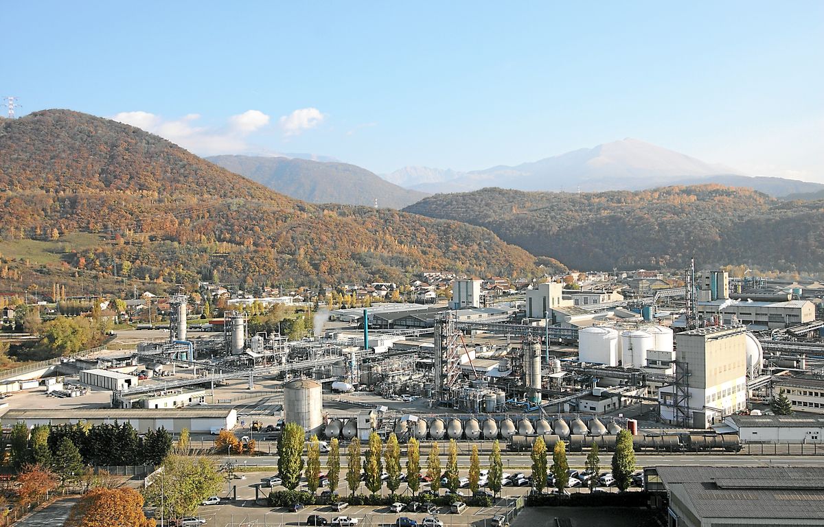 Isère : Incendie « maîtrisé » après une explosion sur un site chimique d'Arkema