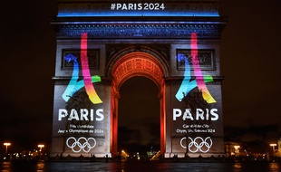 L'Arc de Triomphe orné du logo de Paris 2024 le 9 février 2016.