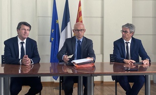 Le procureur de la République, le préfet et le maire lors d'un point presse au Palais de justice de Nice.