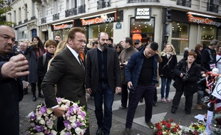 Arnold Schwarzenegger s'est recueilli devant le Bataclan en hommage aux victimes des attentats du 13 novembre, le 5 décembre 2015 à Paris.