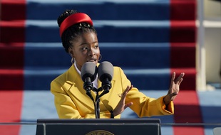 Amanda Gorman lors de la cérémonie d'investiture de Joe Biden