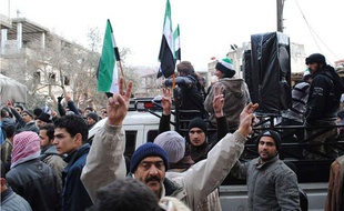 Des manifestants dans la ville de Zabadani, en Syrie, le 17 janvier 2012.