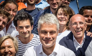 Laurent Wauquiez et Aurane Reihanian (à sa gauche), qu'il soutient pour la présidences des Jeunes Républicains, sur le Mont Mezenc le 3 septembre 2018.