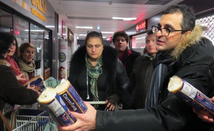 Arash Derambarsh, à l'initiative des distributions solidaires à Courbevoie