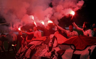 Certains joueurs, ainsi que Bruno Genesio et Jean-Michel Aulas, ont participé au festival de fumigènes pour marquer les 30 ans des Bad Gones, le 17 décembre au Parc OL.