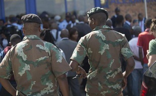 L'Afrique du Sud commence à déployer l'armée le 21 avril 2015 notamment dans le township d'Alexandra à Johannesburg, pour aider la police à enrayer les violences xénophobes qui ont fait au moins sept morts depuis avril dans le pays.