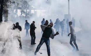 Heurts entre la police kosovare et des sympathisants et des députés de l'opposition, le 18 novembre 2015 à Pristina