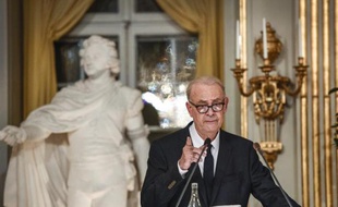 Le romancier Patrick Modiano prononce son discours de réception du prix Nobel de littérature, dans la salle de la Bourse à l'Académie suédoise, le 6 décembre 2014, à Stockholm