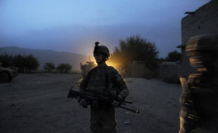 Un civil afghan employé dans une base de l'Otan a tué vendredi trois militaires de l'Otan, le jour même où trois soldats américains ont été tués dans le sud de l'Afghanistan par un policier afghan, a annoncé l'Isaf samedi.
