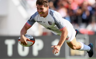 Antoine Dupont inscrit l'essai du Stade Toulousain lors du match de Top 14 contre Toulon, le 10 septembre 2017 au stade Mayol.
