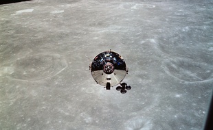 Le vaisseau Charlie Brown, vu depuis le module lunaire Snoopy après séparation des deux objets, le 22 mai 1969.