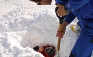 Lors d'un exercice des secours en montagne pour dégager une personne enfouie sous une avalanche, le 20 février 2003.