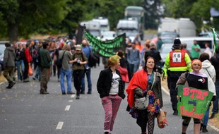 Des opposants au gaz de schiste rassemblés dans un village de la campagne anglaise se félicitaient vendredi d'avoir obtenu une première "victoire", après la décision de l'entreprise chargée des forages de réduire provisoirement ses activités.