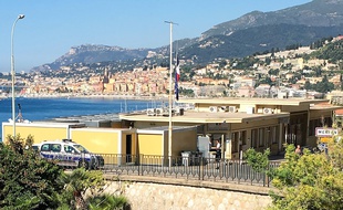 Les préfabriqués visés photographiés par les associations à l'arrière des locaux de la police aux frontières