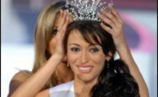 Rachel Legrain-Trapani, Miss Picardie, âgée de 18 ans, a été élue Miss France 2007 samedi soir par les téléspectateurs et un jury de personnalités présidé par le chanteur Michel Sardou et la comédienne et humoriste Muriel Robin, au Futuroscope, parc de loisirs situé près de Poitiers (Vienne).