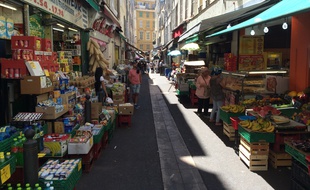 Une ruelle dans le quartier de Noailles à Marseille.