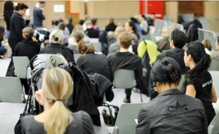 Les files d'attente se sont multipliées dans les centres de vaccination.