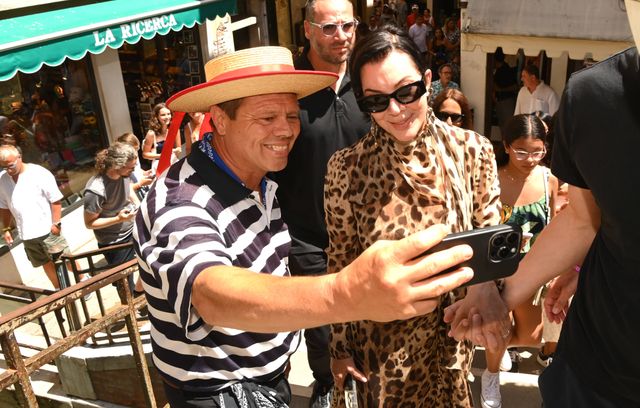 Kris Jenner prend la pose avec un gondolier.
