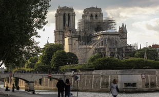 La cathédrale Notre-Dame de Paris, le 29 avril 2019, deux semaines après l'incendie qui a ravagé une partie de la toiture.