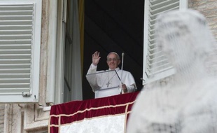 Le pape François a exhorté lundi les chrétiens à traduire dans "le quotidien" les sacrements qu'ils ont reçus, en manifestant leurs convictions "dans leurs comportements, leurs gestes et leurs choix".