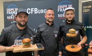 Les vainqueurs de la Coupe de France du burger autour du président du jury, David Gallienne