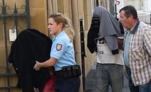 Arrivée le 28 octobre 2013 au tribunal de Brive-la-Gaillarde du couple corrézien mis en examen après la découverte dans un coffre de voiture de leur bébé