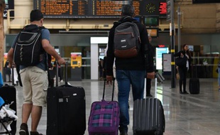 Des voyageurs dans la gare de Saint-Charles à Marseille en fin d'après-midi, le 31 mai 2016