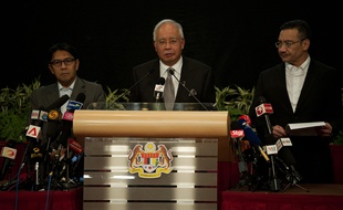 Le Premier ministre malaisien Najib Razak annonce le 24 mars 2014 que le vol MH370 s'est abîmé dans l'océan Indien.