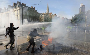 Des heurts entre manifestants et forces de l'ordre à Nantes, après une manifestation d'opposants à l'aéroport de Notre-Dame des Landes, le 22 février 2014.