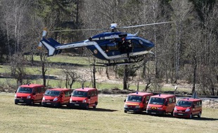 Des hélicoptères de la gendarmerie au décollage le 26 mars 2015 à Seyne-les-Alpes