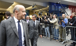 Alain Juppé, Jean-Pierre Raffarin et François Fillon devant le siège de l'UMP à Paris le 10 juin 2014.